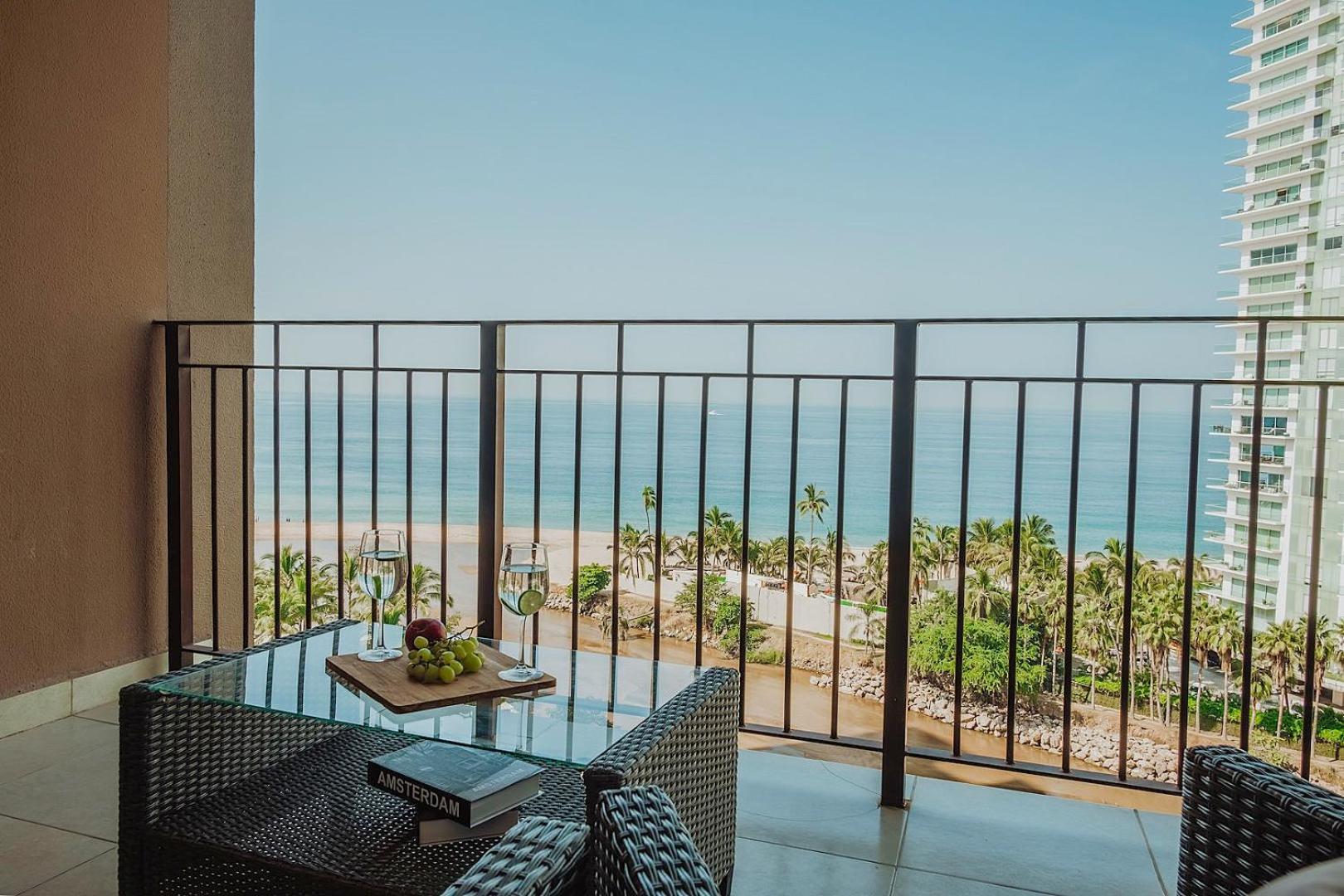 Grand Venetian Beachfront Condos Пуерто-Вальярта Екстер'єр фото