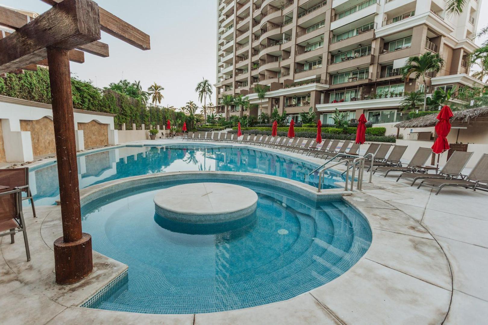 Grand Venetian Beachfront Condos Пуерто-Вальярта Екстер'єр фото